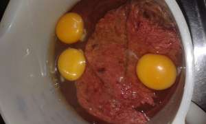 2. Lisää munat (1 muna/250g lihaa)